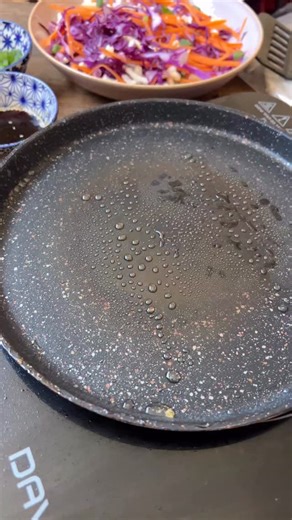 ‎נטע ליבנה | דיאטנית קלינית | ירידה בריאה במשקל‎ on Instagram‎: "⁨ פנקייק קוריאני קריספי! פנקייק זה לא, אבל זה לגמרי עובר כארוחת ערב כיפית, מהירה ופשוטה להכנה. אולי הייתי משדרגת עם הוספת חלבון איכותי בצורת טופו או חזה עוף טחון - אבל גם כמו שהוא הוא נהדר וכיפי, אפילו הילדים עפים עליו שפה בבית זה לגמרי דרוש וחשוב. איך מכינים? למילוי: ¼ ראש כרוס סגול פרוס דק 2 גזרים מגורדים בצל ירוק קצוץ חופן מוצרלה מגורדת (לא חובה) דפי אורז טריים אופן ההכנה: מערבבים את כל מרכיבי המילוי. משמנים מחבת בספריי שמן, מני