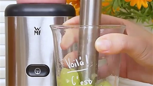 WMF榨汁机型号S3000，静音设计不扰邻，一键清洗省时省力。早餐半小时准备，橙子胡萝卜轻松打成营养果汁，家人喜爱，厨房必备好物！