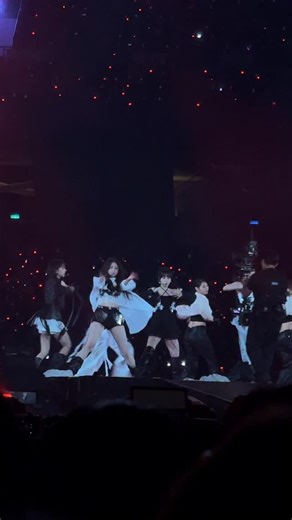 Vogue Taiwan | #Vogue音樂 LE SSERAFIM〈HOT〉舞台來了！成員今晚在高雄AAA一連帶來兩首歌曲，領獎時成員們也多次用中文打招呼，誠意十足。 #LESSERAFIM #AAA #GalaxyS25Ultra #FilmedwithGalaxy @le_sserafim | Instagram