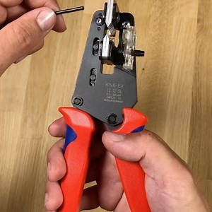 Precise and reliabe: 12 12 06 Precision Insulation Stripper with adapted blades. Two pairs of blades cut the insulation to a complete extent. Then the blade pairs move apart, and thus the insulation is removed form-fit. The pliers open automatically after the stripping procedure. Have you worked with our 12 12 06? :-) Share your opinion with us! #knipextools #knipex #knipexpliers #tools #pliers #madeingermany #craftsmanship #electrician #elektriker #knipexergostrip #handtools #zangen #cutters #w
