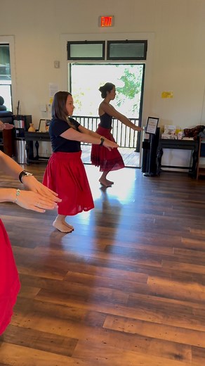 💃🏽 Whether you’re dropping in for a class or joining us online, you’ll always learn the basics of Hula — step by step, with aloha. Our goal is to make Hula accessible for everyone. Every class is a mix of regular haumāna and first-time learners — and every class is filled with learning, laughter, and connection. ✨ No pressure. Just movement, meaning, and mana. 📍 Drop in for our in-person class 🌐 Or subscribe to our Online Hula ʻOhana 🔗 Link in bio to subscribe! #MauiHula #HulaForEveryone #H