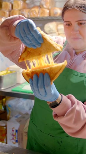 ✨ Eat, drink and be merry at The Shipyards Christmas Market -- but most of all, EAT! Want to sip and sample your way through the market? Experience A Taste of Christmas Food Tour this season. To learn more and to book, head on over to Shipyards Christmas Market. 📍 The Shipyards 🔹 Holiday activities or attractions to check out this season on Vancouver's North Shore: Explore Edgemont Village, attend a Holiday Singalong, visit the Hi-Light Festival. 🍁 Proudly supporting Canadian businesses on Va