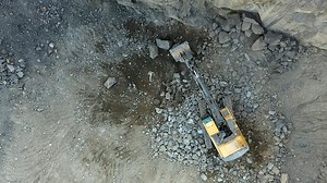 Steinbruch zur Gewinnung von Granit. Granitsteinbruch.