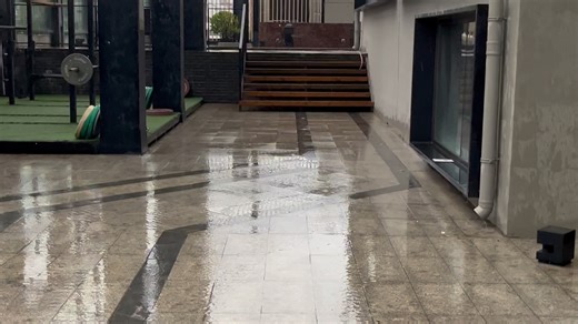 明显是粒子数量太多，而粒子大小却太小。两点透视没开，玻璃没有反射平面，整体偏暗，暗部亮度有待提高。有一些雾气，但是也没什么问题。手机实拍，不是渲染，嘿嘿嘿。