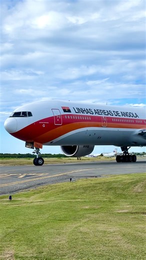 🇨🇺 Cuba sin combustible Hace unos días se anunció mediante NOTAMs que Cuba no contaba con disponibilidad de combustible JET-A1, una situación crítica que ha obligado a varias aerolíneas a modificar sus operaciones y realizar paradas técnicas fuera del país para poder continuar sus vuelos. Ayer, en el Aeropuerto Internacional de Punta Cana, recibimos uno de esos vuelos afectados.Se trató de un Boeing 77W de TAAG Linhas Aéreas de Angola , que realizó una escala técnica únicamente para reabastece