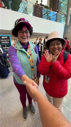 Shake my hand in character KPOP Demon Hunters edition #kpopdemonhunters #sajaboys #huntrix