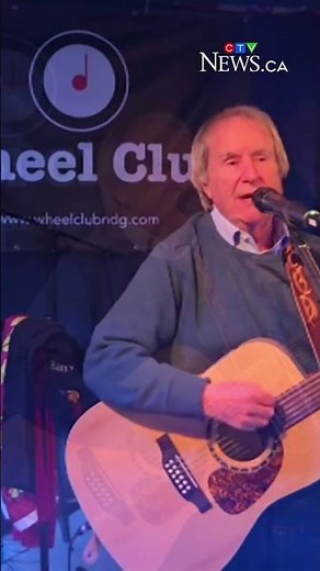 Chris de Burgh jumps on stage in Montreal club to play with tribute band