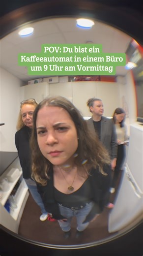 Am Morgen ist die Schlange vor dem Kaffeeautomaten im Büro besonders lang. ☕️🕒 Aber es lohnt sich immer, auf den perfekten Morgenkick zu warten! #cafeplusco #meinebestepause #routine #office | café co