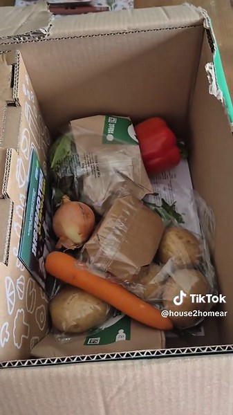 I finally ordered my first HelloFresh box! 🍽️ I got 3 recipes for 2 people for just over £15 with a 50% discount. I wouldn't have paid full price, but at that price I thought it was worth giving it a try! Now it's time to see if the meals live up to the hype Have you tried HelloFresh? Was it worth it? #HelloFresh #MealKit #VegetarianMeals #FoodReview #familymeals