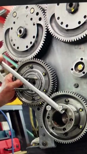 Installing the timing gears on a Detroit Diesel 671 #dieselpropower #detroitdiesel #dieselengine #dieselengines #2stroke #timinggears | Diesel Pro Power