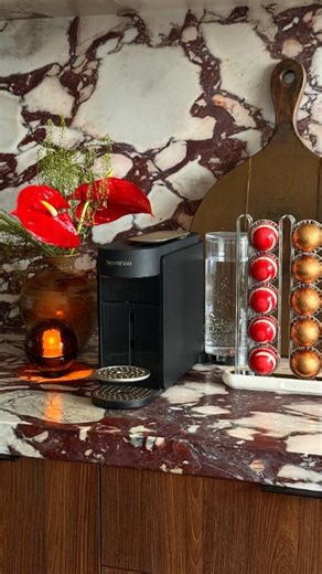 A design that complements your lifestyle. The Vertuo UP is here. Elevate your countertop aesthetic with its sleek look. The adaptable water tank swivels effortlessly to fit your unique space. Whether you crave a warm mug or a tall iced recipe, style and function are now in perfect harmony. 🎥: Abhishek Dekate - Un design qui complémente votre style de vie. La Vertuo UP est arrivée. Élevez l'esthétique de votre comptoir grâce à son style épuré. Le réservoir d'eau adaptable pivote sans effort pour