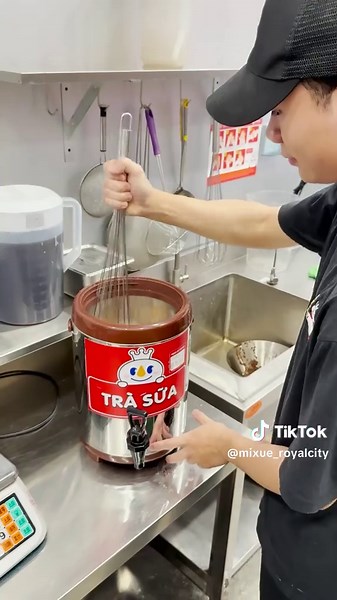 Tại sao Mixue lại đổ bỏ nguyên liệu?