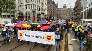 Grote protestmars tegen coronabeleid in Amsterdam