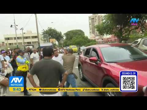 People get into a fight outside the Reniec office due to the long lines.