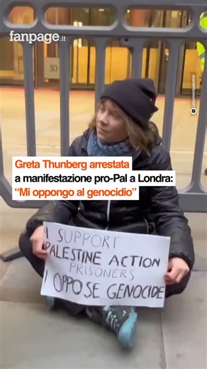 Fanpage.it on Instagram: "Greta Thunberg è stata arrestata nel centro di Londra durante una manifestazione a sostegno degli attivisti di Palestine Action in sciopero della fame. La notizia è stata confermata dalla polizia: “Io sostengo i prigionieri di Palestine Action, io mi oppongo al genocidio”"