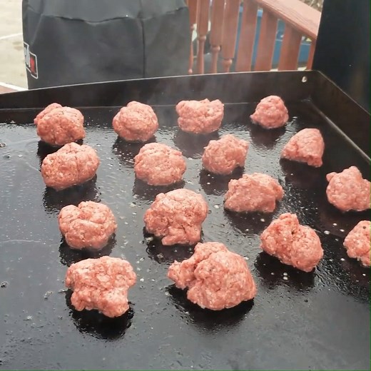 How we do smashburger sliders #smashburger #smashburgersliders #burgers #facebookpostシ ☀😆😂 | The Gallery Backyard BBQ