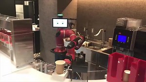 Hier serviert der Roboter den Kaffee