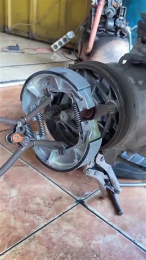 mechanic tricks for installing rear brakes #tutorial #mechanic