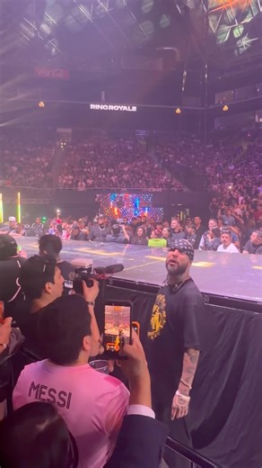 Santa Fe Klan lanza botella a Dharius… #santafeklan #dharius