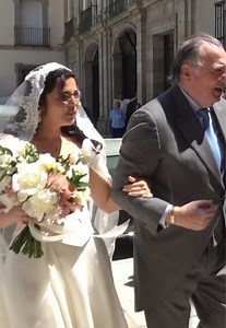 Marta García Obregón llega al altar acompañada de su padre Juancho