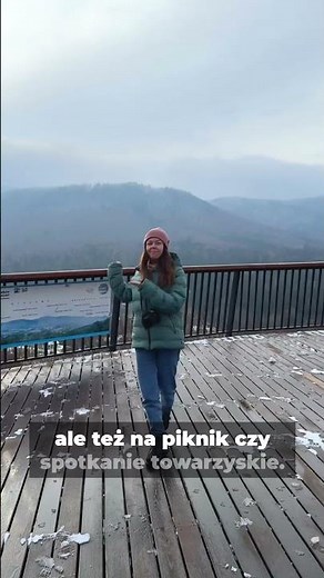 To idealny punkt widokowy na Góry Stołowe 👀 Znajdziesz go nad Zalewem w Radkowie 📍