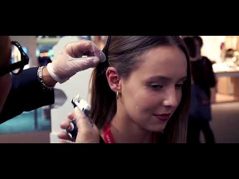 Ohrlochstechen mit STUDEX® System75™ sowie Sensitive by STUDEX®-Ohrringe