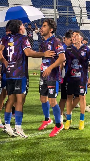 LÍNEA DE TRES on Instagram: "LA MANIJA DEL CAPITÁN Elías Oballes, totalmente eufórico tras consagrarse supercampeón con Unión de Villa Krause."