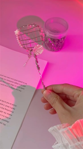 Make a beautiful bookmark using paper clips. #diy #handmade