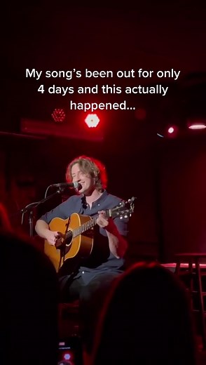 Dean Lewis Fans Singing Along Moment