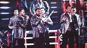 776K views · 18K reactions | Catalogada como una de las agrupaciones más influyentes del regional mexicano, BANDA MS llegó a #PremiosJuventud para hacer el debut televisivo de 'La Casita'. | Univision | Facebook