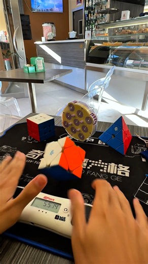 Solving Skewb at Italian café #rubikscube #skewb #puzzle #shorts