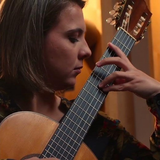 BEAUTIFUL GUITAR PLAYING! Émilie Fend plays "Syracuse" by Henri Salvador🎶#siccasguitars