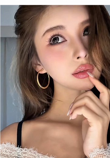 Achieve Stunning Black Cat Eye Makeup in 5 Minutes
