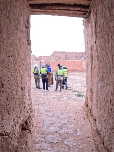 LE KSAR DE BENI OUNIF BECHAR Le ksar de Beni Ounif est situé au nord de la commune de Beni Ounif, sur la rive gauche de l'oued Melias à l'extrémité nord-ouest de la palmeraie. Il est limité au sud par l'oued Sidi Abdelkader. Il est divisé en quatre quartiers : « la casbah » où se trouve la maison de Sidi Aissa Ben Taleb et la mosquée « El Atik » construite par lui aussi, en 718 de l'hégire, « El Madmar », « Ahfir Nouaddey » et le quatrième quartier « Rahba » qui était un marché La place de djema