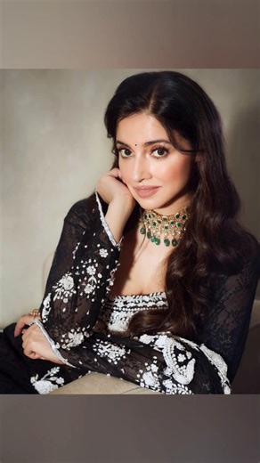 Divya Khosla Kumar dazzles in timeless saree frames, beauty, grace, and star power in every look ✨💫