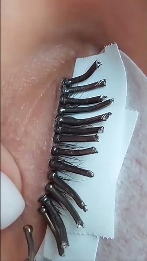 You can do 100 lashes like that without getting tired #lashes #eyelashartist
