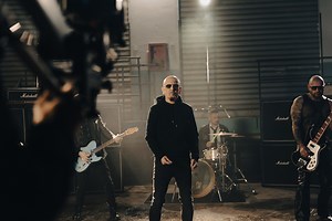 ENRICO RUGGERI "Non sparate sul cantante" Atmosfere western che sfociano in un rock mozzafiato nel quale le chitarre guidano il gioco | FreeSoundMagazine