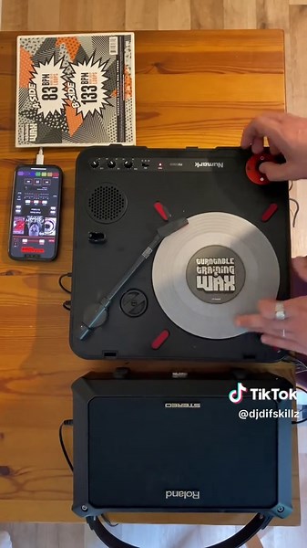 Get down. Cut loose. Scratch free. 🎚️✨ . . . Prod : Fresh Beat Beat : @djodilon @tablebeats @numarkpt01 #skratchsociety #scratchvideo #djing #numarkdj #skratch #tabelbeats#yocuts #skratcher #numarkdj