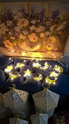 Inside Out on Instagram‎: "Rideau guirlande gold Longueur: 3M 🏷Prix: 2600da 📌Fb & Instagram: insideout.decomaison 🚚Livraison disponible vers toutes les wilayas خدمة التوصيل متوفرة لكل الولايات🚚 💵Paiement à la livraison الدفع عند الاستلام💰 🌐Adresse: Hai salem parallèle bd des lions en face Hasnaoui - Oran 31000 👇 📌Google map: Inside Out Déco Maison 📌Localisation 👇🏻🌍 https://maps.app.goo.gl/NDQNKyeNq83EEqnS6 ⏰ Ouvert du Samedi au Jeudi de 11h00 à 19h00 (Vendredi Fermé) 🙏Marhaba à tou