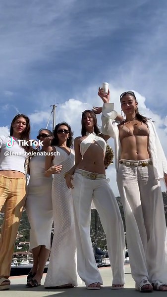 Another year another wholesome girlstrip 🤍