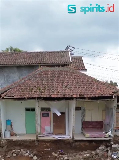 Longsor dilaporkan menimpa rumah warga di wilayah Kertawangi, Kecamatan Cisarua, Kabupaten Bandung Barat, tak jauh dari kawasan wisata Curug Pelangi. 🎥: @elanzaelaniii . . #spiritsid #informasi #bencana #kbb #jabar