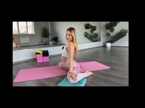 Big booty, perfect pink soles, yoga