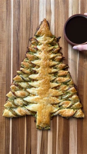 Sheena on Instagram: "easy, adorable, and dangerously good. had to bring this one back… last year my family devoured it so fast I didn’t even get a photo 😅 we loved pairing it with some imli chutney (recipe linked)! Chutney Cheese Christmas Tree INGREDIENTS 2 sheets puff pastry (thawed) 1 cup green chutney (recipe below) 2 cups mozzarella cheese, shredded 1 tsp garam masala 1 tsp chili powder sprinkle of salt 1/4 cup red onion, finely chopped (optional) 2 Tbsp jalapeños, finely chopped (optiona