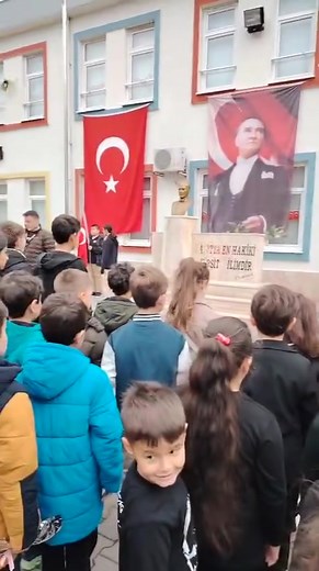 10 kasım Bir miniğin atası için döktüğü gözyaşı törene damga vurdu. | SOL YANIM ATATÜRK