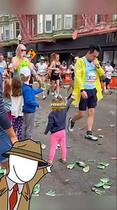 A LITTLE GIRL HELPS RUNNERS DURING A MARATHON! 👧🏻🥰 - viral #foryou #story