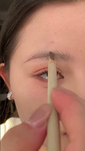 How to Draw Distinct Eyebrows: A Beginner's Tutorial