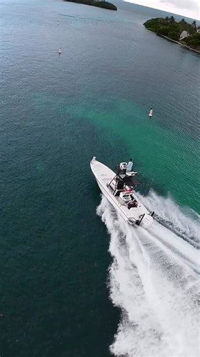 Where serious fishing and family fun come together on one platform. The 2600 TRS is built to blow expectations out of the water. #pathfinderboats #anglerdriven #2600TRS #bayboat | Pathfinder Boats