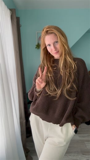 Emerson Bloom on Instagram: "Always vibin’ #redhead #explorepage✨ #explorepage #fit #model #tryon #longhair #mombod #ootd #goals #health #fitfam #instalike #fitspo #foryou #foryoupage #foru #nomakeup #natural #naturalhairdaily #goodvibes #positivity"