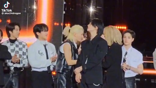 📌| Stray Kids en medio de las relaciones políticas de Francia y Corea.Recientemente, se anunció la visita del presidente de Francia a Corea del Sur junto a la primera dama, Brigitte Macron. Como parte de los obsequios oficiales, se le entregará una exclusiva valija elaborada con técnicas de porcelana, acompañada de CDs firmados por Stray Kids y otros artistas.Cabe recordar que Stray Kids ya coincidió anteriormente con Brigitte Macron durante la Gala des Pièces Jaunes y se ha tomado fotos junto 