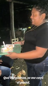 y la señito todavía le ofrece lo q quedó en el plato a la de verde 🤣🤣🤣 | El Alucin